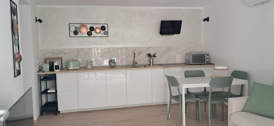 Coffee/tea facilities, Kitchen or kitchenette, Dining area, minibar, stove