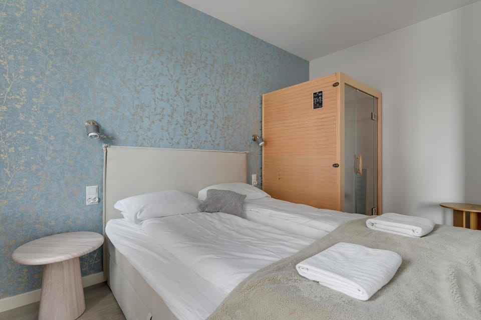 Bed, Sauna, Bedroom, towels