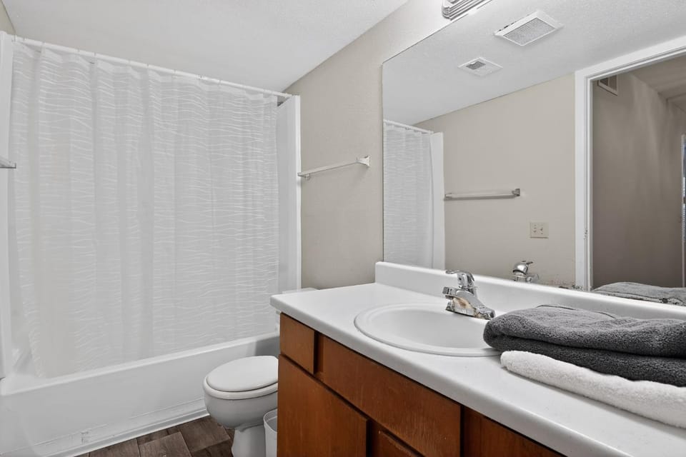 Relaxing 2BR Nashville stay with easy city access Apartment in Cloverhill