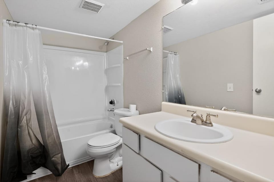 Modern stay minutes from downtown Nashville Apartment in Cloverhill