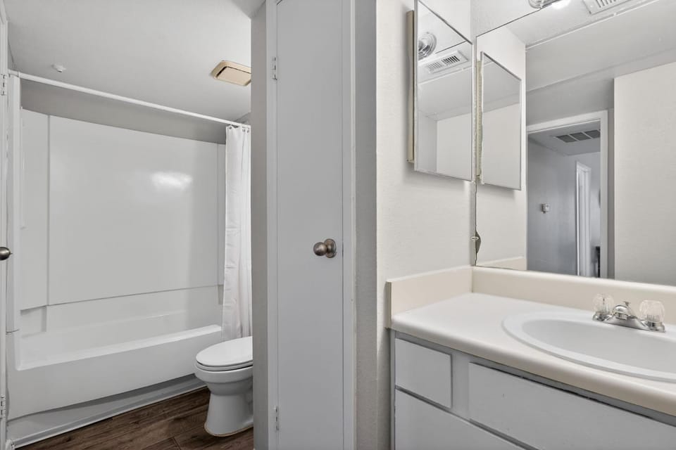 Modern stay minutes from downtown Nashville Apartment in Cloverhill