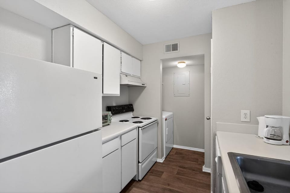 Modern stay minutes from downtown Nashville Apartment in Cloverhill