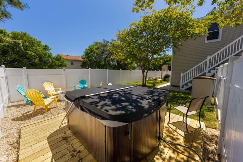 2 Private Living Spaces 2 Hot Tubs and Bikes House in Kill Devil Hills