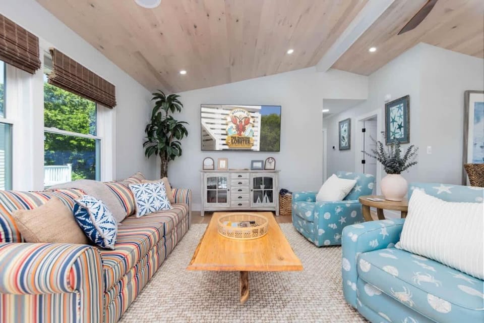 2 Private Living Spaces 2 Hot Tubs and Bikes House in Kill Devil Hills