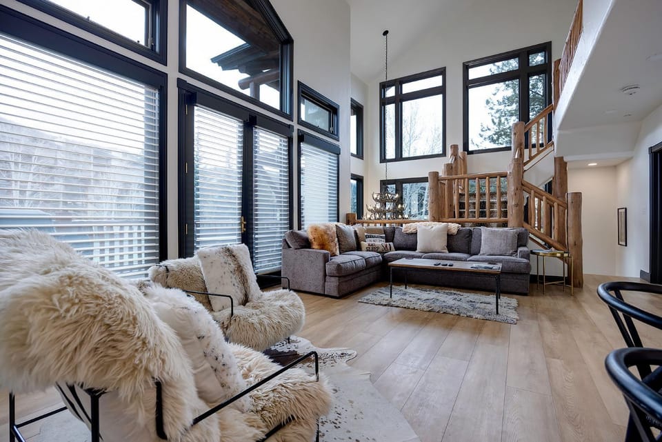Day, Natural landscape, Winter, TV and multimedia, View (from property/room), Living room, Seating area, Mountain view, furniture