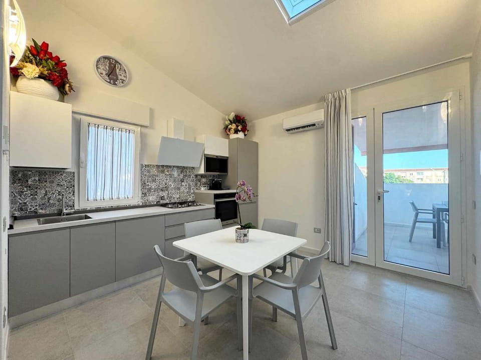 Kitchen or kitchenette, Dining area, oven, stove, air conditioner