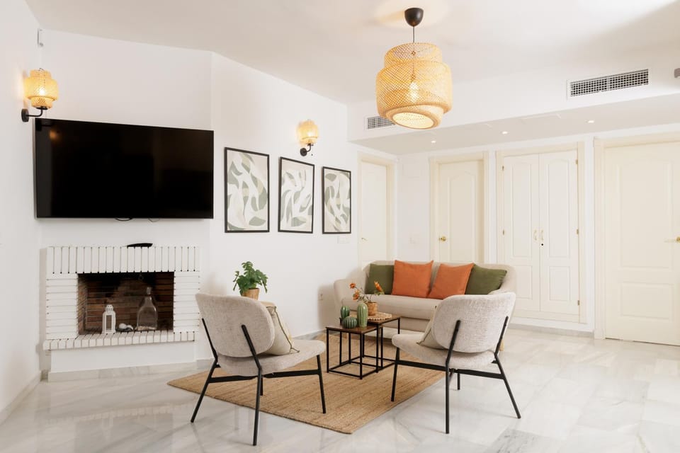 MARBELLA BANUS SUITES - Nueva Andalucia, 3BR- 2BR Flat, Bright Outdoor Terrace with Direct Views of the Garden & Pool, Ideal for families with children, Super at the Door Apartment in Marbella