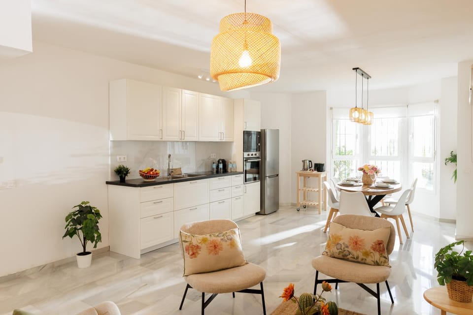 MARBELLA BANUS SUITES - Nueva Andalucia, 3BR- 2BR Flat, Bright Outdoor Terrace with Direct Views of the Garden & Pool, Ideal for families with children, Super at the Door Apartment in Marbella