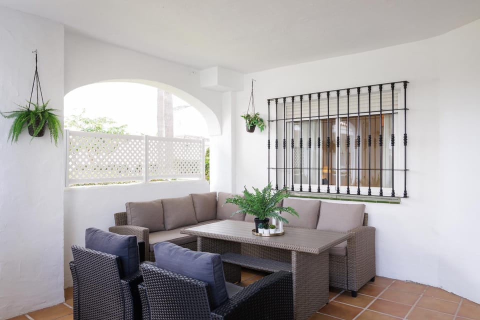 MARBELLA BANUS SUITES - Nueva Andalucia, 3BR- 2BR Flat, Bright Outdoor Terrace with Direct Views of the Garden & Pool, Ideal for families with children, Super at the Door Apartment in Marbella