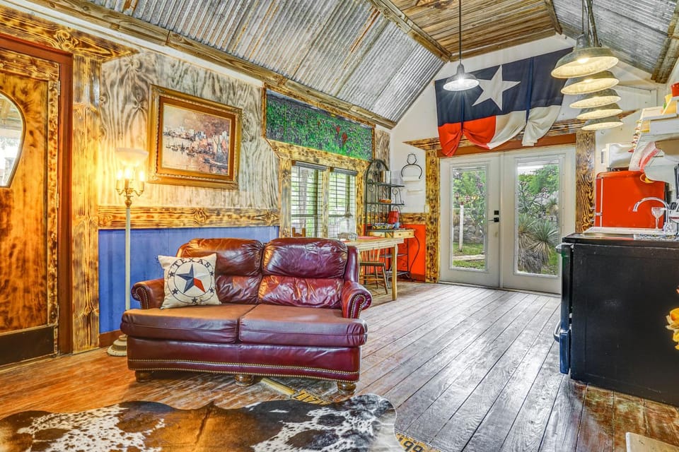 Walk to Granbury Square & Beach! 'Texas Cottage' House in Granbury