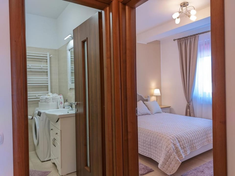 Stylish Sunrise Apartment - Balcony & Parking Apartment in Bucharest