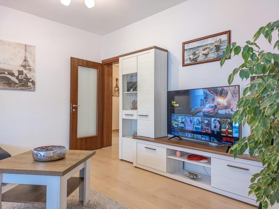 Stylish Sunrise Apartment - Balcony & Parking Apartment in Bucharest