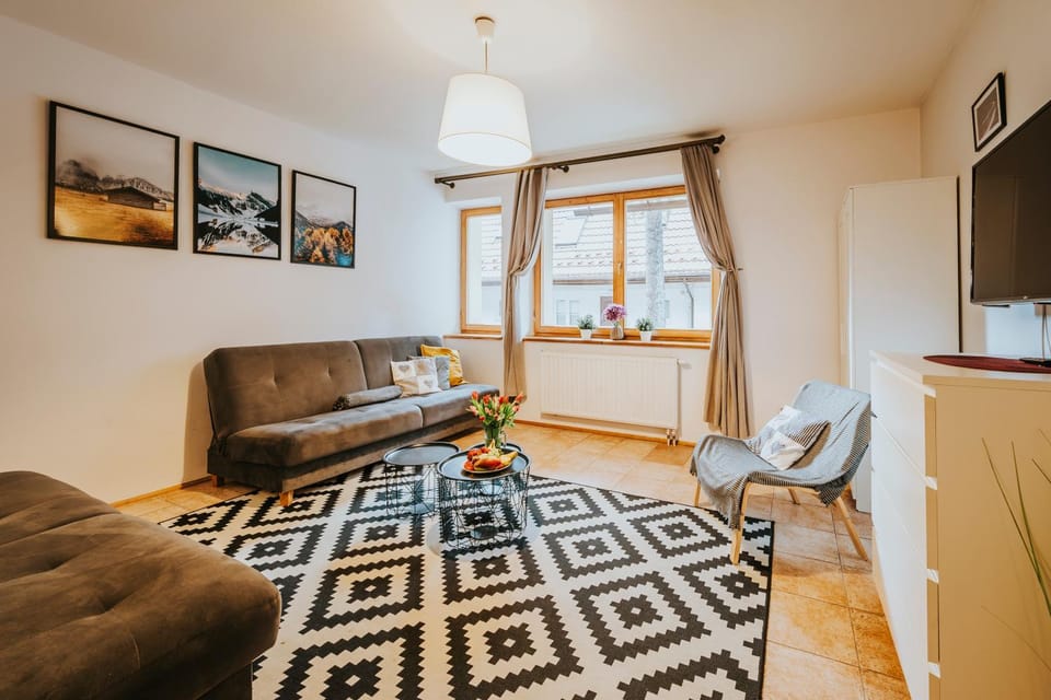 TV and multimedia, Living room, Seating area, Evening entertainment