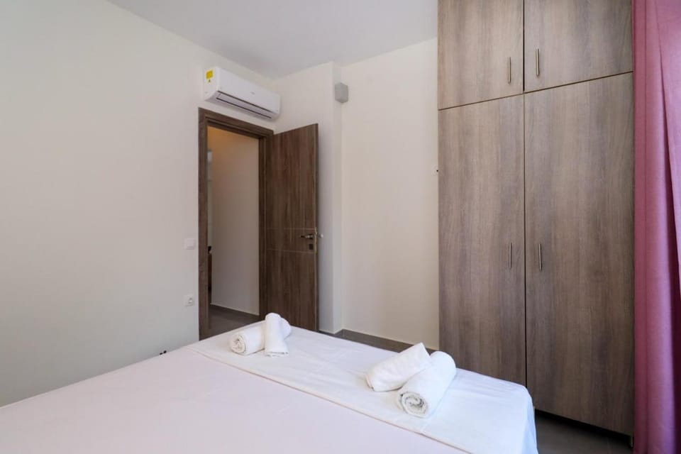 Bed, Photo of the whole room, Bedroom, towels, wardrobe, air conditioner