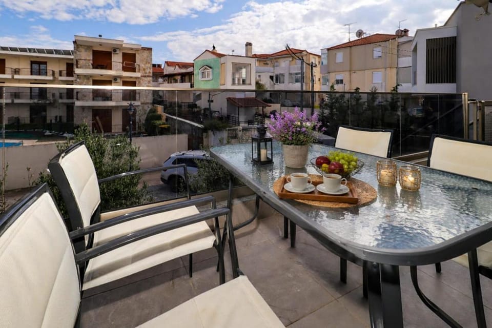 Property building, Patio, Day, Neighbourhood, View (from property/room), Balcony/Terrace, Living room, Seating area, Dining area