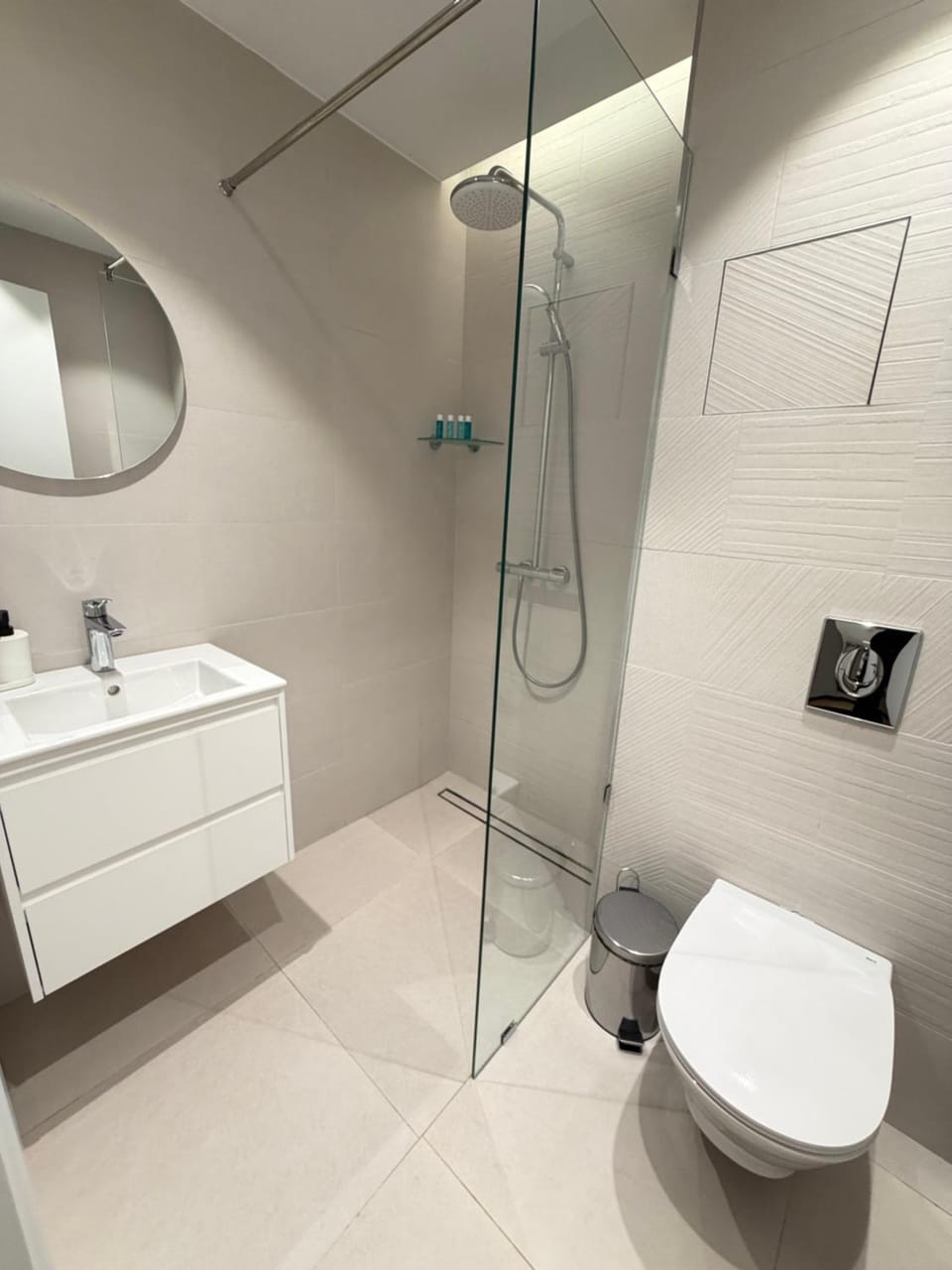 Shower, Toilet, hair dryier