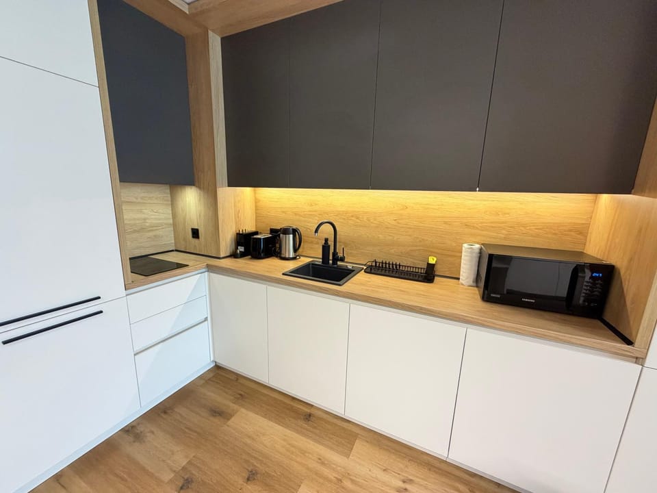 Coffee/tea facilities, microwave, stove, toaster, kitchen