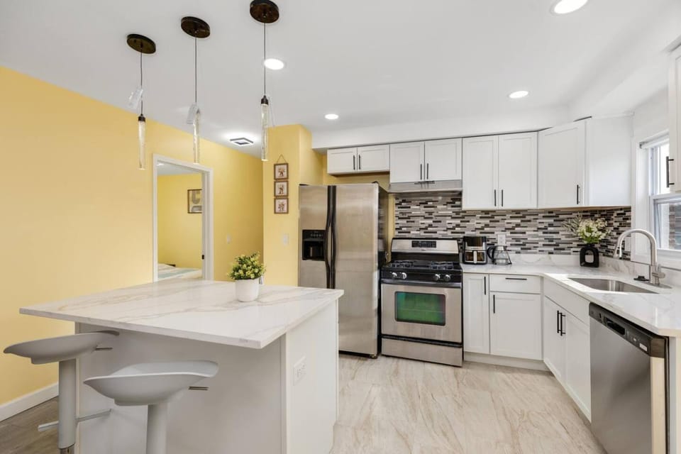 Gn5 - Charming Furnished Room, Quiet, WiFI, Free Parking House in Lake Erie