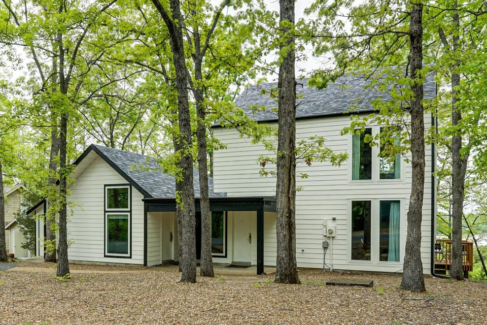 Lake Views + Margaritaville Perks! Ozarks Escape House in Lake of the Ozarks
