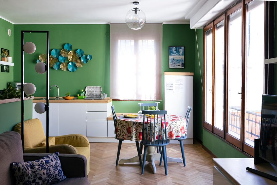 Kitchen or kitchenette, Living room, Seating area, Dining area