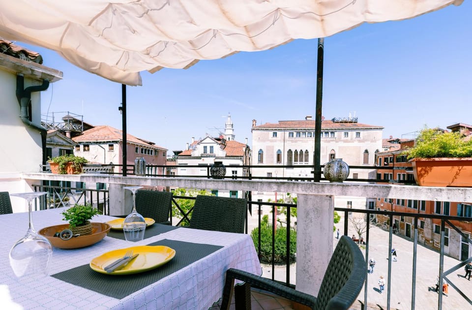 Property building, Patio, Restaurant/places to eat, Day, View (from property/room), Balcony/Terrace, Food and drinks, Dining area, Food, City view, Breakfast, Continental breakfast