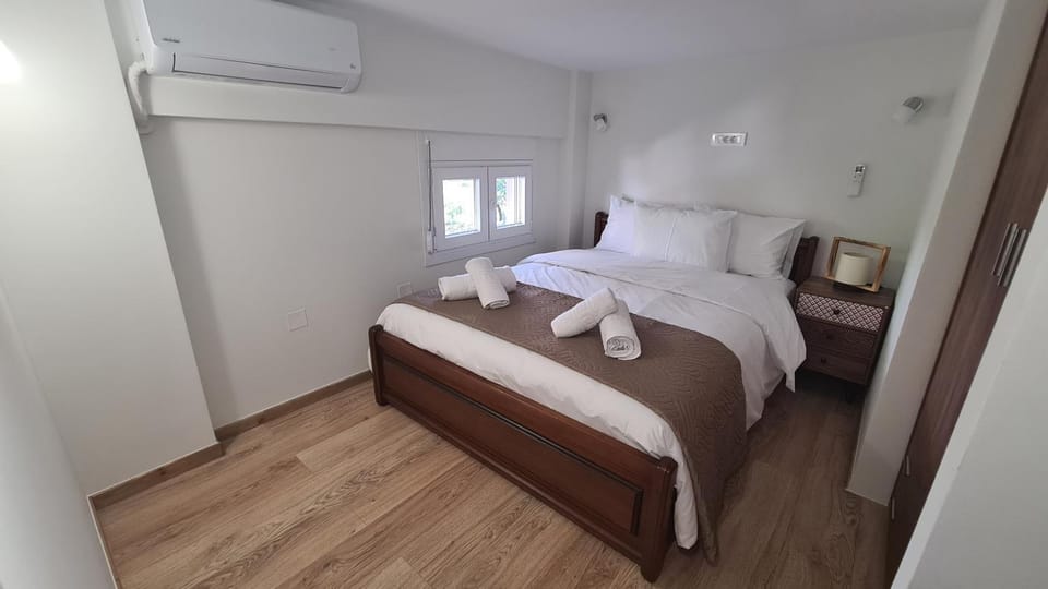 Bed, Bedroom, towels, air conditioner