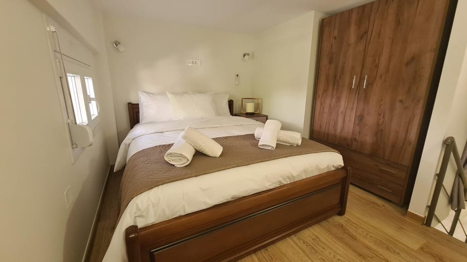 Bed, Bedroom, towels, wardrobe
