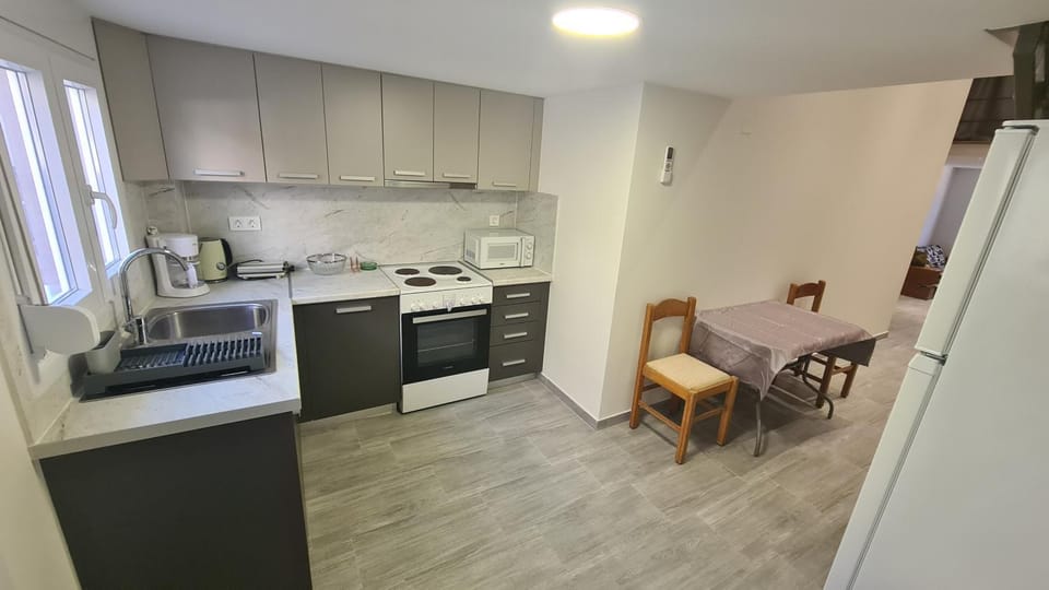 Coffee/tea facilities, Kitchen or kitchenette, Dining area, oven, stove, toaster