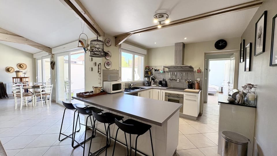 Kitchen or kitchenette, Dining area, oven, stove