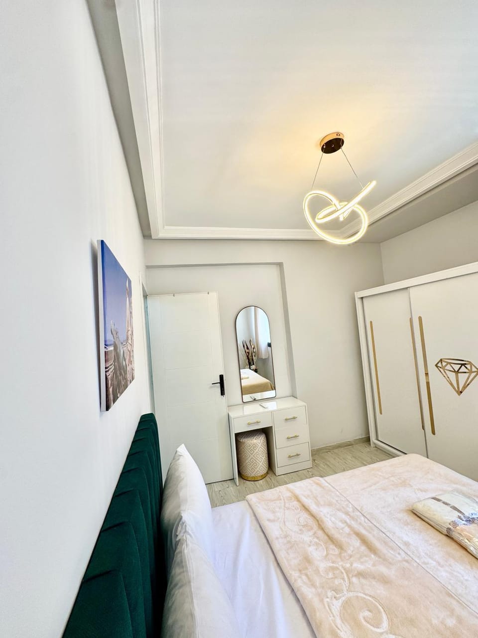 Photo of the whole room, Bedroom, wardrobe