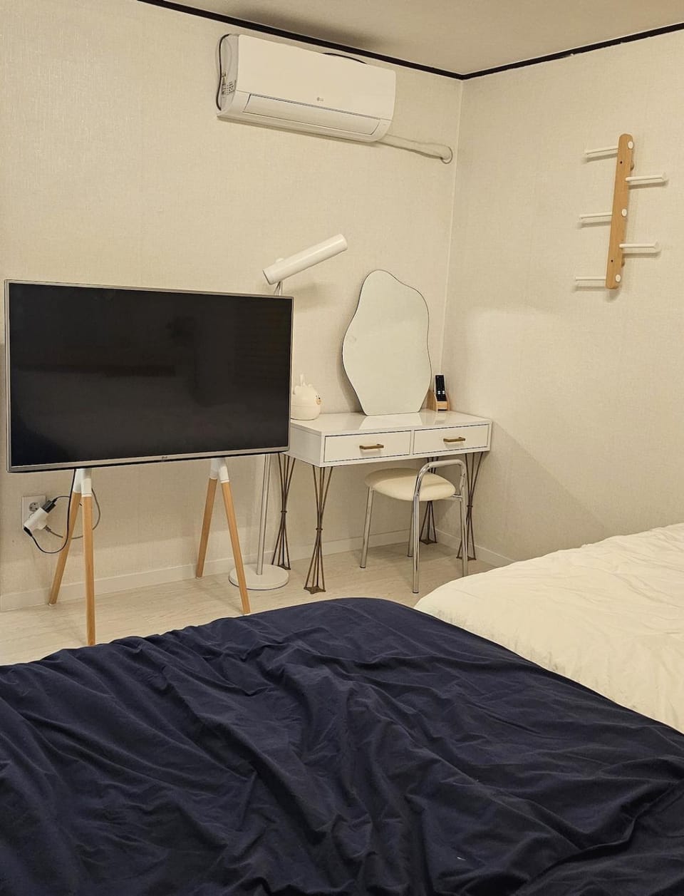 Bed, Bedroom, air conditioner