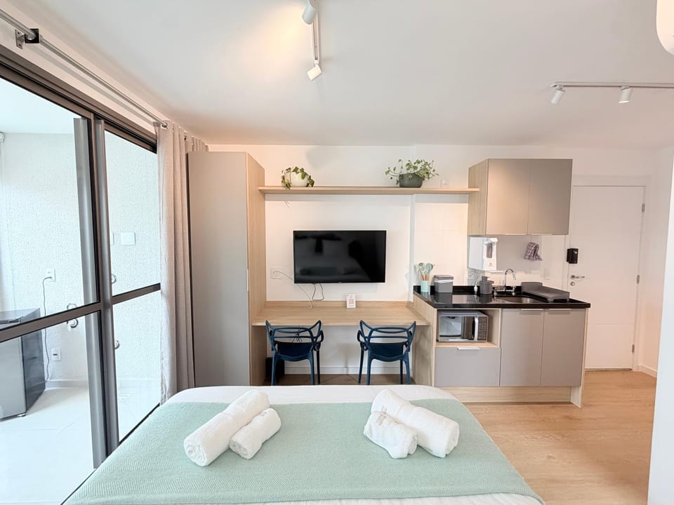 Bed, TV and multimedia, Kitchen or kitchenette, Bedroom, microwave, towels