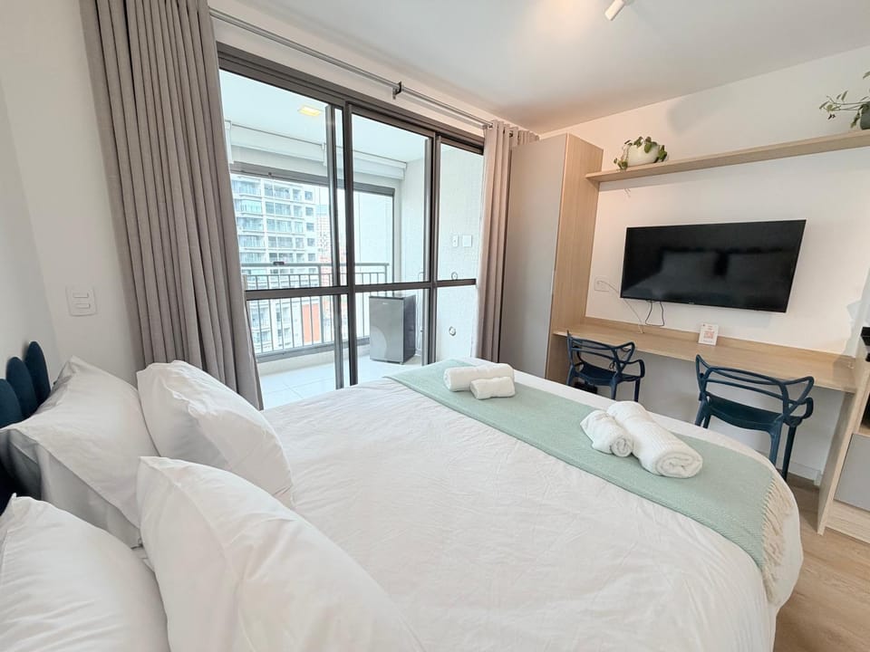 Bed, TV and multimedia, minibar, towels