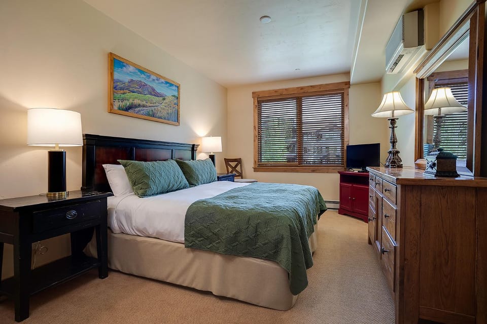Bed, TV and multimedia, Bedroom, Mountain view, furniture, air conditioner