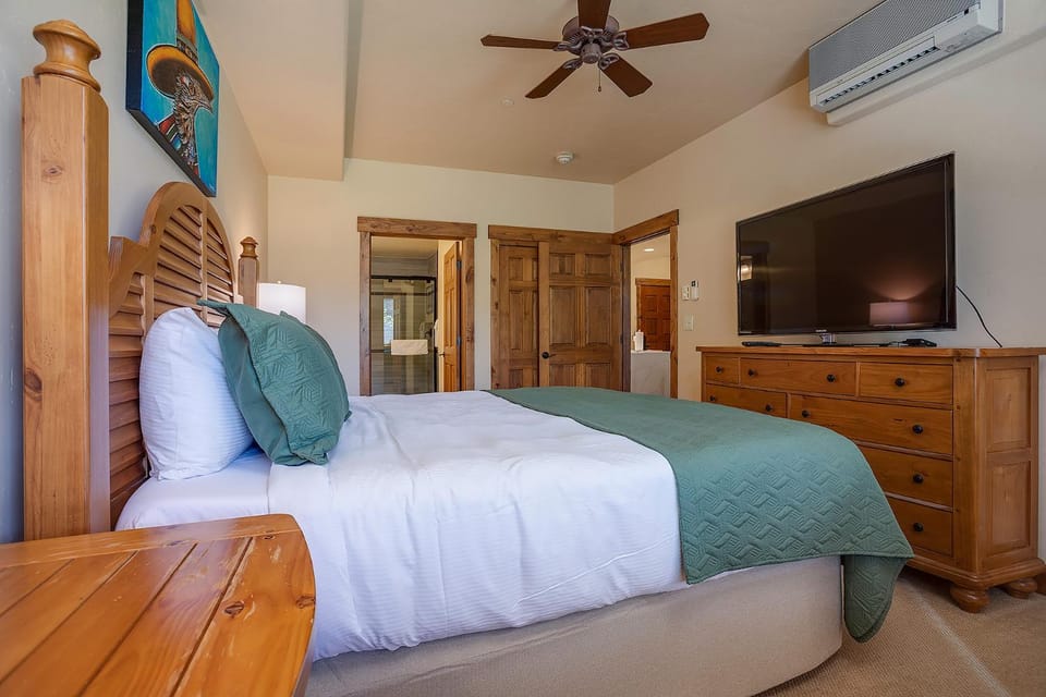 Bed, TV and multimedia, Bedroom, furniture, air conditioner