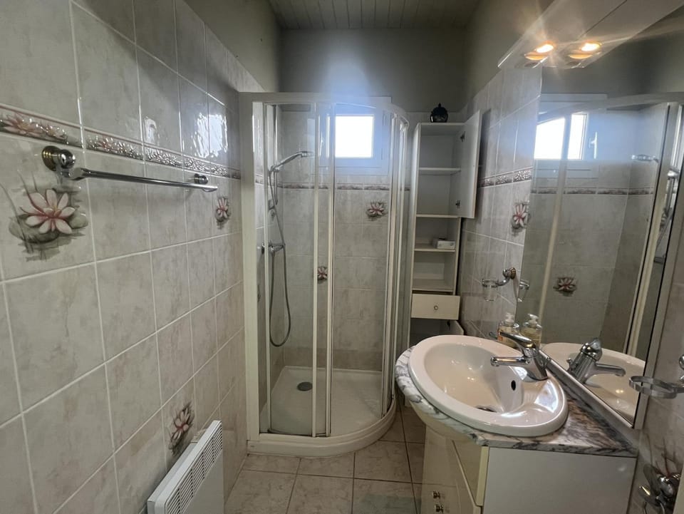 Shower, Toilet, Bathroom, hair dryier, towels