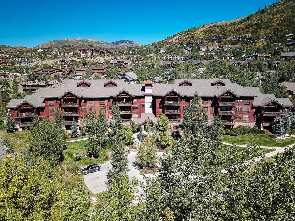 Property building, Day, Neighbourhood, Natural landscape, Bird's eye view, Garden, Mountain view, Parking