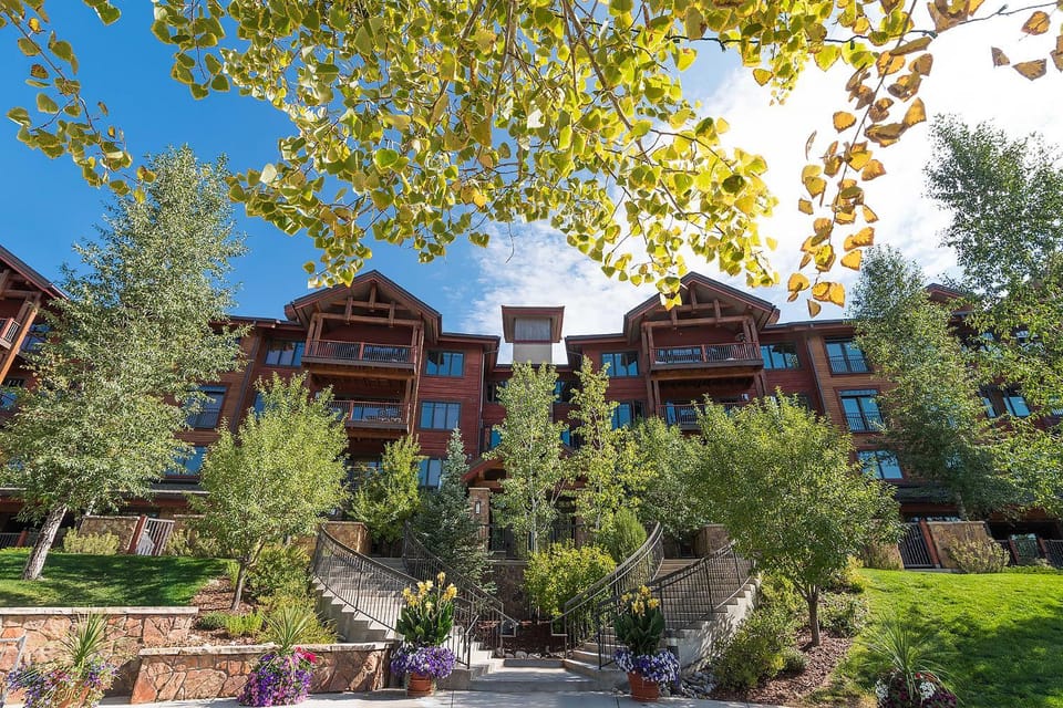 Property building, Facade/entrance, Day, Natural landscape, Garden, Balcony/Terrace, Autumn