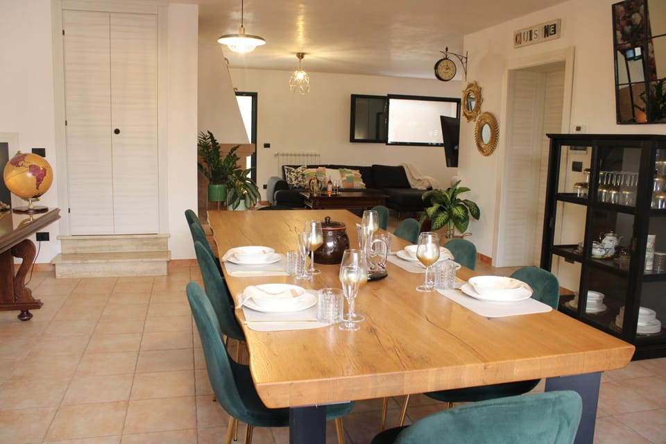 Seating area, Dining area