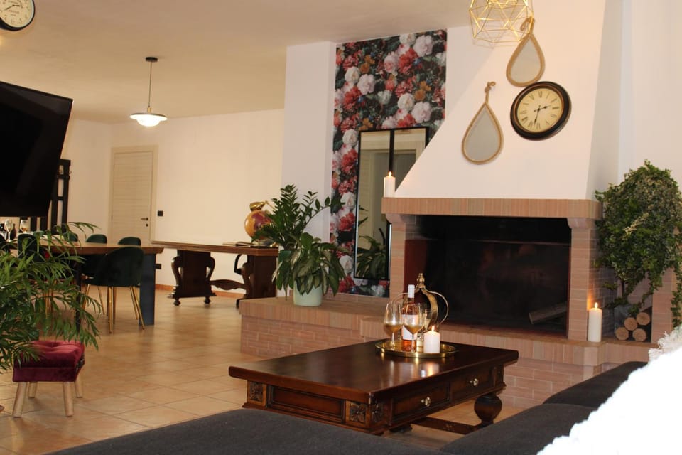 TV and multimedia, Living room, Seating area, fireplace