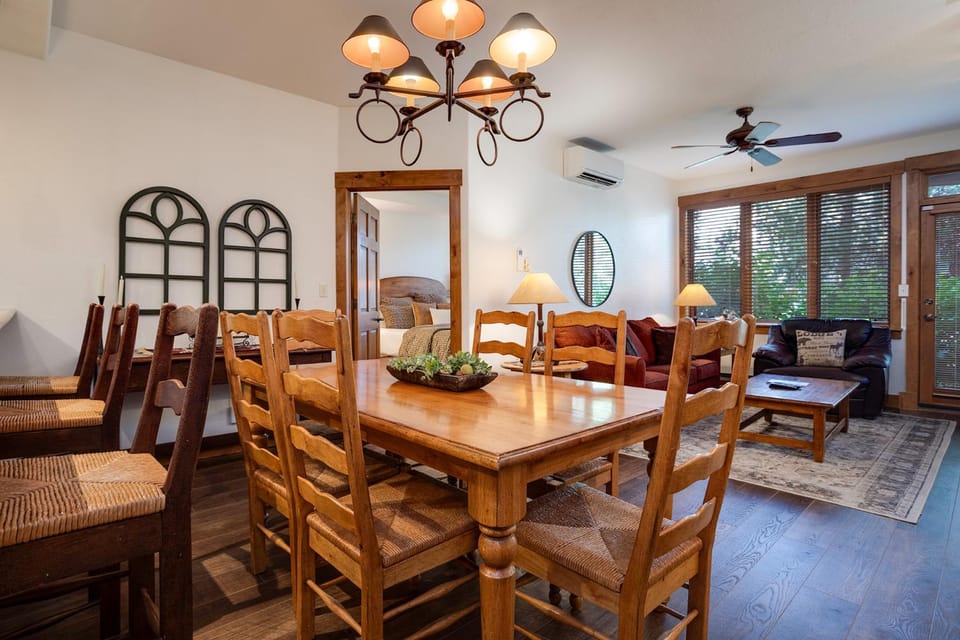 Bed, Living room, Dining area, furniture, air conditioner