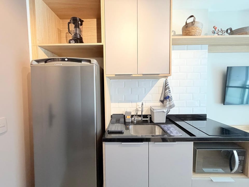 Kitchen or kitchenette, microwave, minibar, stove