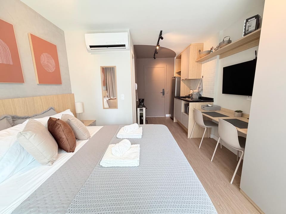 Communal lounge/ TV room, Bed, TV and multimedia, Photo of the whole room, Dining area, Bedroom, towels, air conditioner