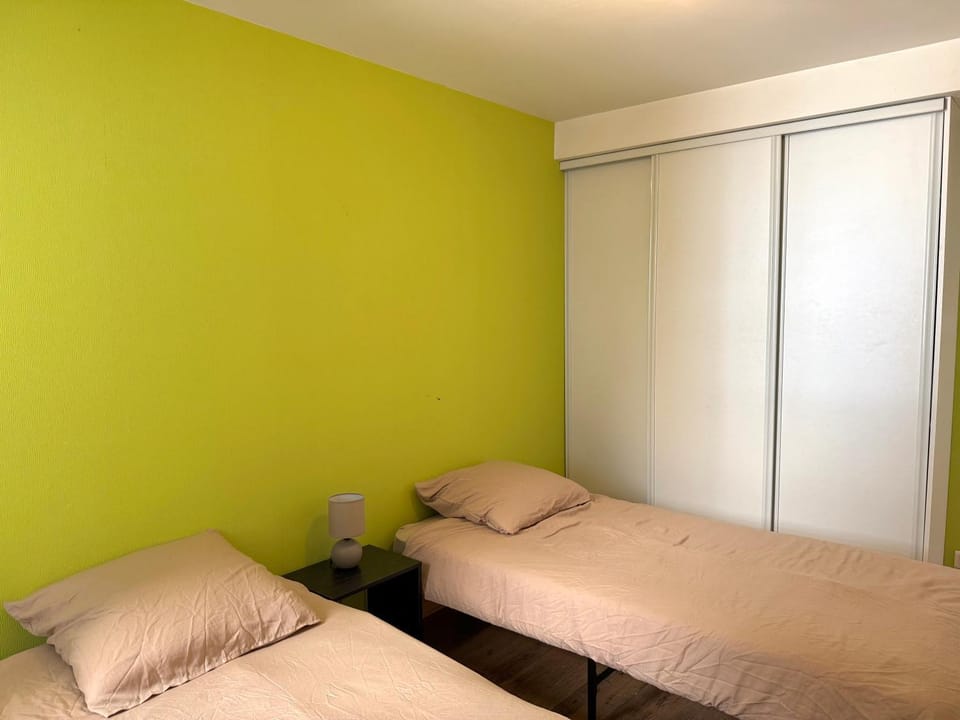 Bed, Photo of the whole room, Bedroom, heating, internet