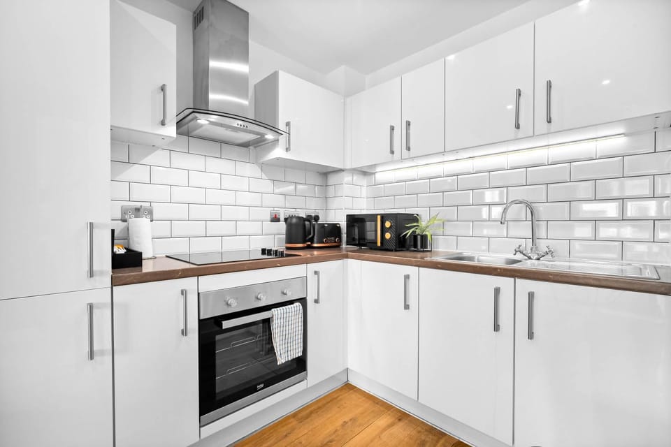 Coffee/tea facilities, Kitchen or kitchenette, oven, stove, toaster