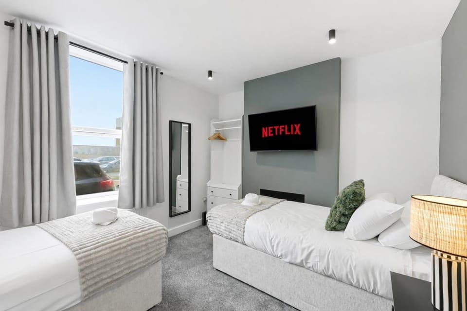 Bed, TV and multimedia, Bedroom