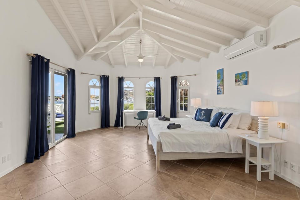 Harbour View - Spacious Home w/ Pool & Bay Views Bed and Breakfast in Jan Thiel