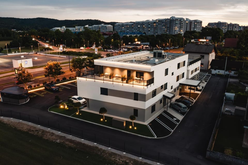 Property building, Neighbourhood, Bird's eye view, City view, Street view, Location, Parking