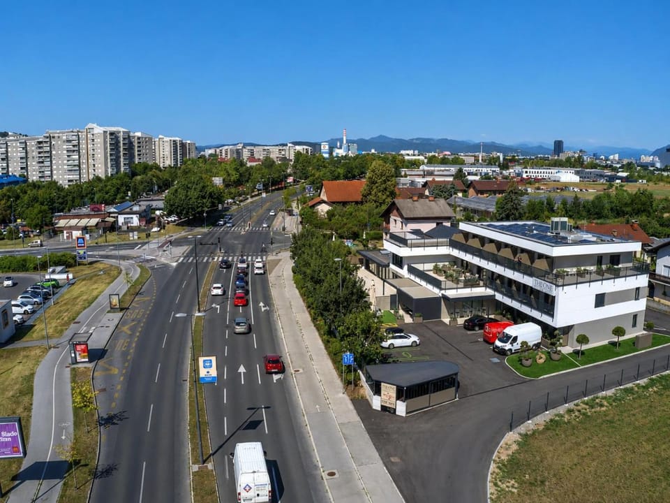 Property building, Day, Bird's eye view, View (from property/room), City view, Location, Parking