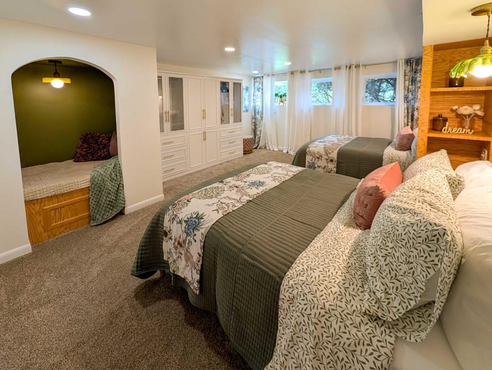 Midcentury Riverfront Retreat House in Lansing